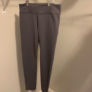 Women’s cropped Under Armour heat gear leggings